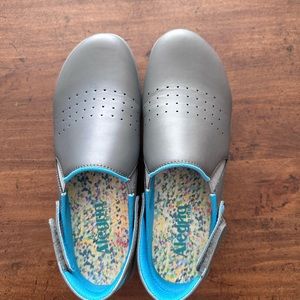 Algeria 37 NWB Skillz Graphite Clog